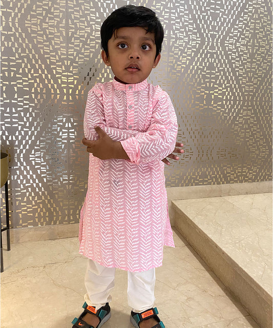 It consists of a pink printed kurta and a white coloured pyjama perfect for small ceremonies. Buy kid's kurtas online for boys.