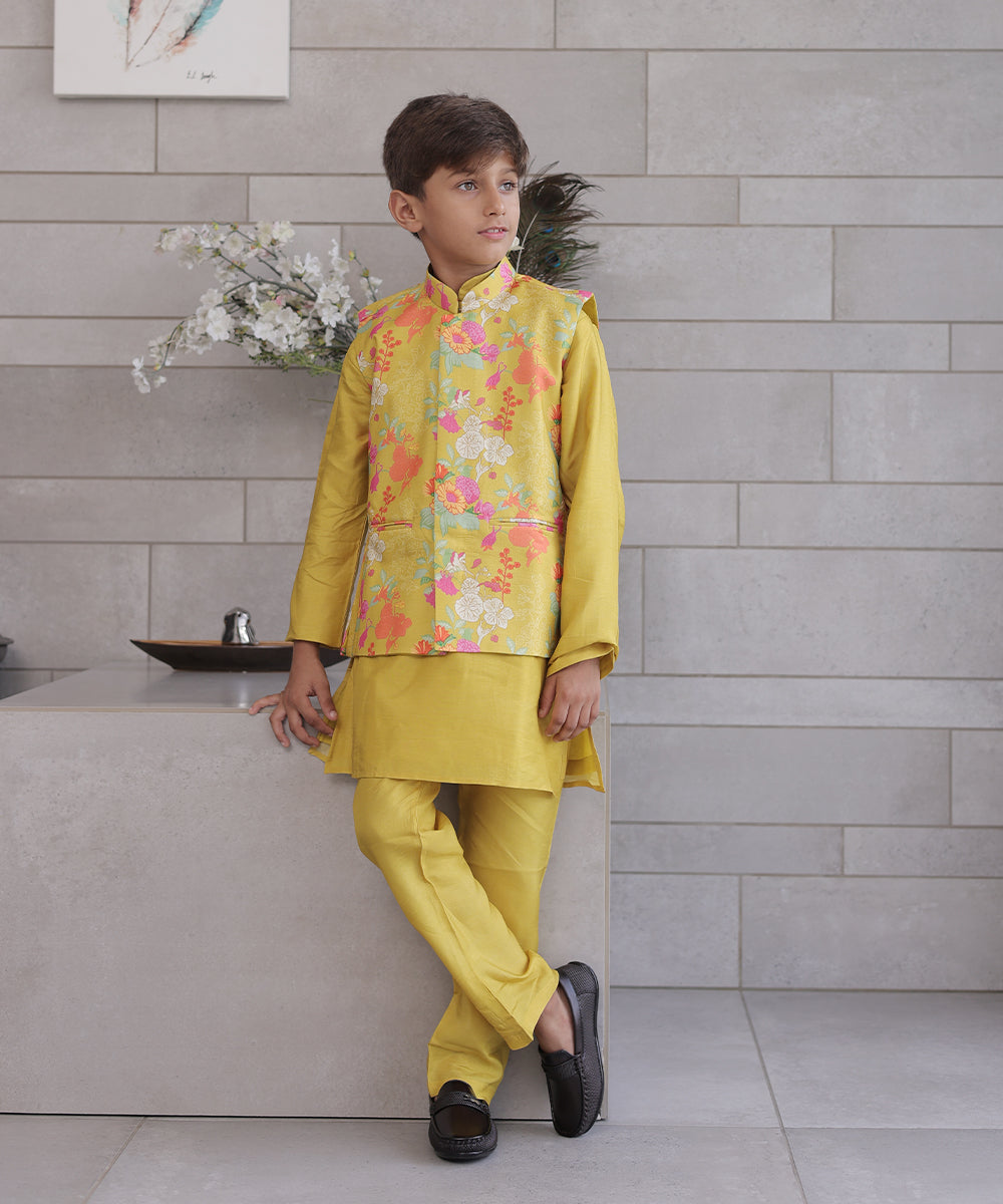 Kurta Pyjama Set with Self-Printed Waist Coat