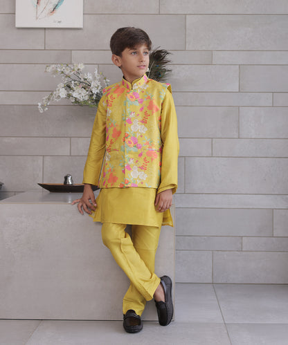 Kurta Pyjama Set with Self-Printed Waist Coat